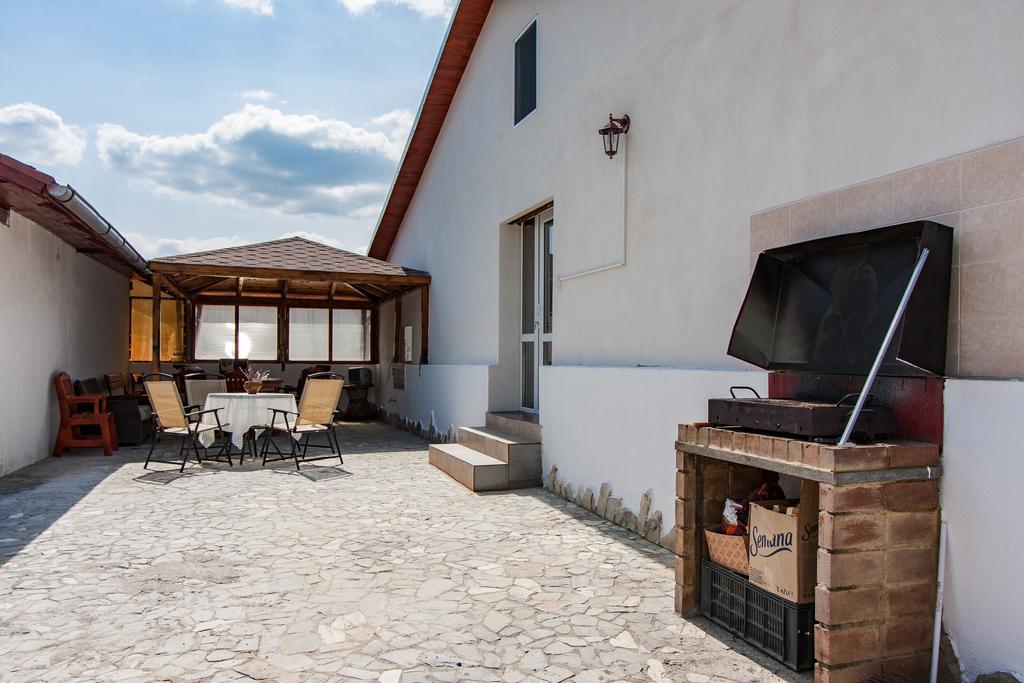 Отель Casa Arbo Кэлимэнешти Экстерьер фото